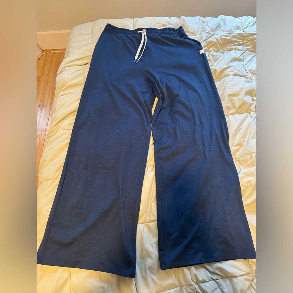 Vuori Halo Essential Wideleg Pant - Short in Blue Coast Heather, size Large